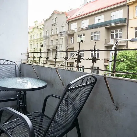 Apartment Four Year Seasons - Walkable To Centre, Metro And Riverside Prague Exterior photo