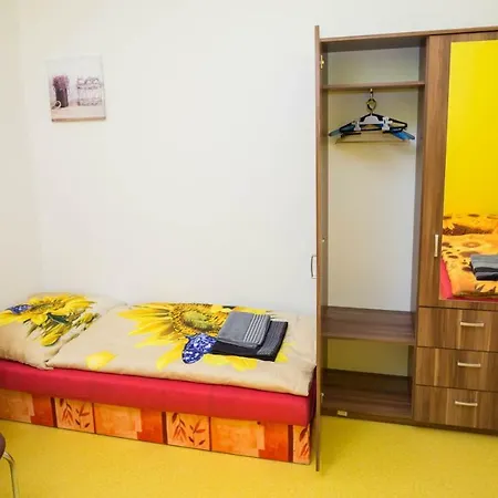 Apartment Four Year Seasons - Walkable To Centre, Metro And Riverside Prague Exterior photo